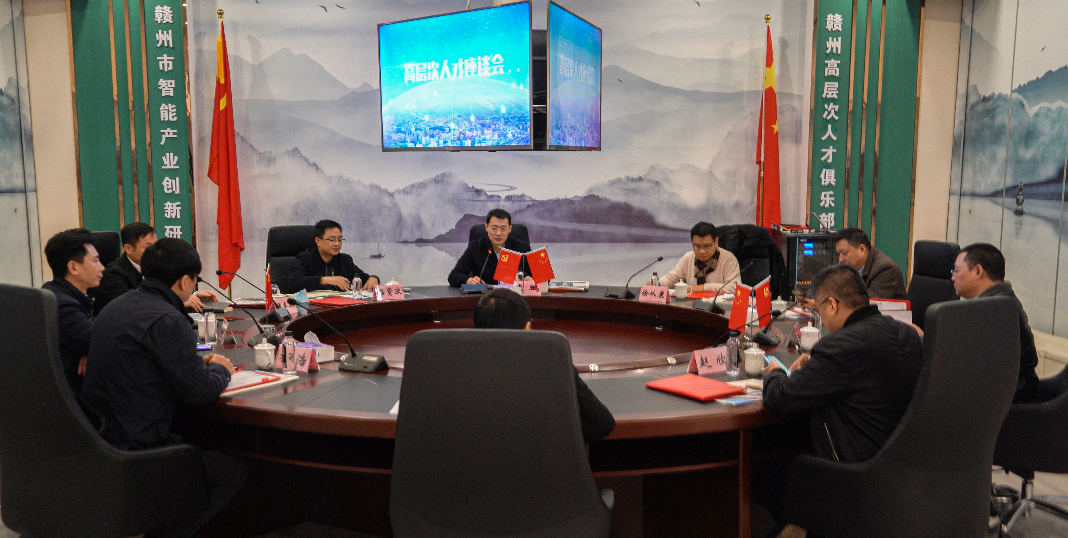 组织部副部长潘贤波及高层次人才深入赣州市五色云数字产业智能馆参观